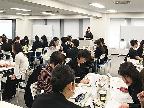 ポーラユニバーシティーの販売員研修の様子